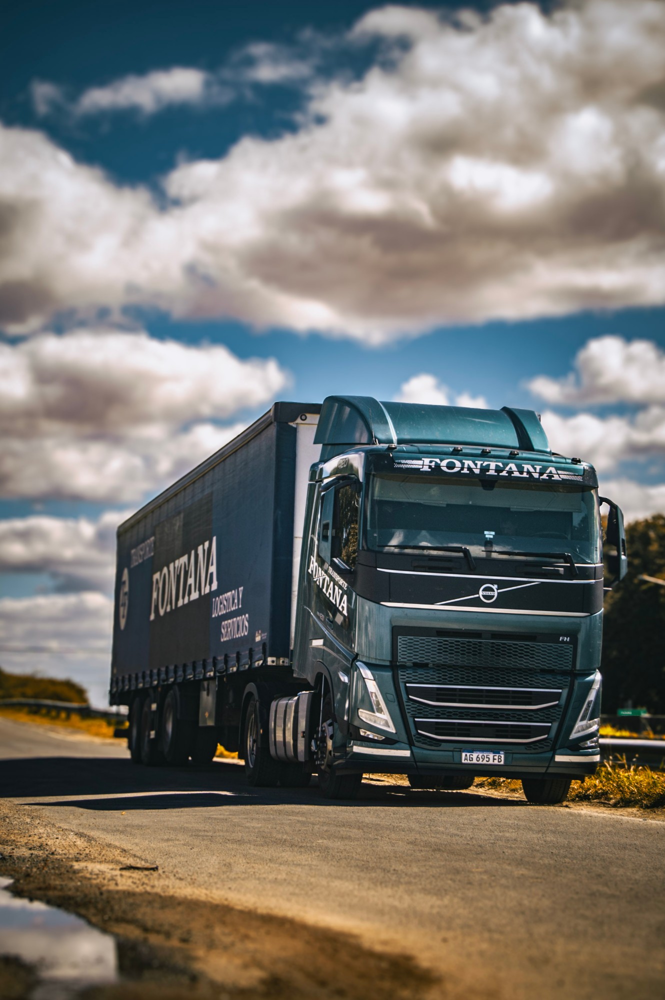 Camión Volvo FH de Transporte Fontana con semirremolque, toma baja con cielo nublado